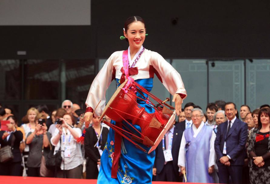 Danze popolari coreane in costume locale (ANSA)